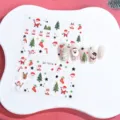 Detalle macro de pegatinas de uñas de Navidad 3D en relieve con motivos festivos de Papá Noel - Estilo SD-1914