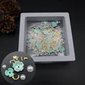 Conjunto de joyas faciales flores verde menta y perlas para maquillaje nupcial - Combinación de Flores Verdes