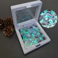 Lentejuelas de flores iridiscentes para maquillaje facial en caja de exhibición blanca - Flor de Cinco Pétalos Irisada
