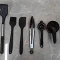Essential 7-piece black silicone kitchen utensil set with spatula and measuring cups - 7-Piece Set