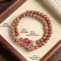 Bracelet double boucle en bois de cèdre naturel avec cristal fraise et agate blanche - Bracelet Rose en Bois de Cèdre Naturel