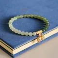Elegantes Armband aus natürlichem Hetian-Jade mit grünen Perlen und goldenen Lotus-Anhängern - Farbverlauf