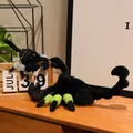 Poupée scorpion en peluche noir et vert néon avec porte-clés assorti posée sur un bureau en bois - 20x15cm / Vert