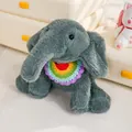 Peluche de elefante gris suave con un colorido collar de ganchillo arcoíris para decoración. - 45cm / Estilo Collar Arcoíris / Gris