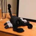 Pendentif en peluche scorpion noir réaliste porte-clés avec détails gris sur bureau bois - 20x15cm / Gris