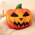 Halloween Kürbis Plüschkissen Variante mit einem klassischen leuchtenden Kürbisgesicht - Kürbis mit spitzen Zähnen / 20cm