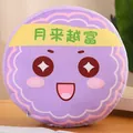 Coussin en peluche rond violet en forme de gâteau de lune avec visage et bandeau. - Getting richer month by month