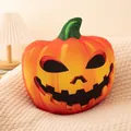 Leuchtendes Halloween Kürbis Plüschkissen Jack-O'-Lantern für festliche Dekorationen - Kürbis mit Hasenzähnen Lächeln / 20cm
