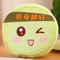 Coussin en peluche gâteau de lune vert avec visage de dessin animé mignon et décor - The better the moon comes