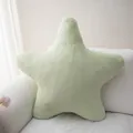 Cojín de peluche suave en forma de estrella color verde crema sobre un sofá blanco. - 80 cm / Verde