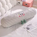 Almohada larga de seda de hielo a rayas con cara de dibujo animado sobre la cama - 60CM / Gris Roca