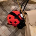 Lindo colgante de peluche de mariquita roja y negra en un bolso bandolera beige - Colgante de Mariquita / 10cm
