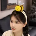 Diadema de abeja de peluche usada por una modelo - Diadema Abeja / 15cm