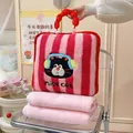 Cojín de gato de peluche 2 en 1 con auriculares y manta rosa suave para la oficina - Gato negro / Almohada 35x35cm/Manta 100x165cm / Rayas Rojo Rosa