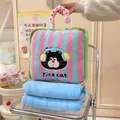 Lindo cojín manta 2 en 1 de gato de peluche para siesta en oficina y viajes en coche - Gato negro / Almohada 35x35cm/Manta 100x165cm / Rayas Rosas y Azules