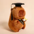 Süßes Wasserschwein Capybara Plüschtier mit Doktorhut und Absolventenschärpe zum Abschluss - 25cm / Schärpe Capybara