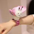 Joli bracelet à claque papillon en peluche avec corps blanc et ailes à paillettes roses - Bracelet Slap Papillon