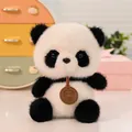 Niedliches Panda Plüschtier mit graviertem Lederanhänger auf weißem Tisch - 15cm / Panda