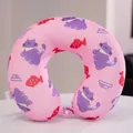 Almohada de viaje en forma de U de seda de hielo rosa con patrones de gatos para el confort. - 32x28cm (Removible y Lavable) / Gato Rosa