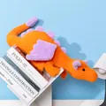 Simpatico peluche dinosauro arancione con ali viola appoggiato su una pila di libri - 60CM / Arancione