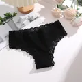 Vue rapprochée d'une culotte bikini en coton noir avec bordure en dentelle florale élégante - S / Noir