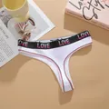 Sexy weißer Stringtanga aus gerippter Baumwolle mit einem schwarzen LOVE-Bundgummi - S / Unterteile / Weiß