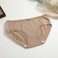 Zachte katoenen damesslip in elegante aardetint met een klein strikje in het midden - XS / camel