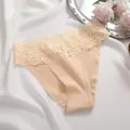Culotte sexy en dentelle beige à taille basse pour femme avec motif floral élégant et soie - S / Bas / Chair
