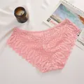 Vue détaillée de la dentelle florale rose délicate sur un slip sexy transparent - S / Bas / Rose