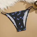 Détail d'une culotte pour femme en soie glacée taille basse avec imprimé papillon bleu - XS / Bas / Papillon Noir
