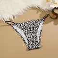 Vue détaillée d'une culotte léopard sans couture en soie glacée avec fines lanières - XS / Bas / Léopard Noir