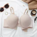 Primer plano detallado de un sujetador push-up beige de talla grande con acabado sin costuras - 36B / Tops / Blanco Roto
