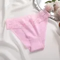 Eleganti mutandine rosa a vita bassa con pizzo floreale su fondo di seta bianca. - Rosa