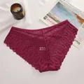 Gros plan détaillé de culottes sexy en dentelle florale bordeaux pour femmes en mesh - S / Bas / Bordeaux