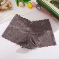 Gros plan d'une élégante culotte en dentelle mauve pour femme avec un petit nœud décoratif - S / Bas / Khaki