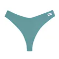 Detailopname van een groenblauwe wafelgebreide string met wit ingenaaid FINETOO-merklabel - S / Bottoms / Woudgroen