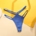 Detailweergave van blauwe geribbelde string met dubbele bandjes en metalen ring - Meerblauw