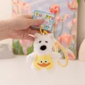 Primo piano di un simpatico portachiavi a forma di cane di peluche con abito da papera gialla - Anatra Gialla / 12cm