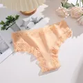 Vue détaillée d'un slip bikini en coton confortable avec bordure en dentelle chic. - S / Chair