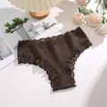 Vue détaillée de culottes bikini en coton marron avec bordure en dentelle florale. - S / Mocha