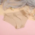 Seamless quick-drying women's bikini panties with elegant lace patchwork in nude - Nude