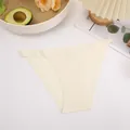 Detailaufnahme der cremefarbenen, nahtlosen Bikini-Unterhose aus atmungsaktiver Eisseide. - S / Unterteile / Elfenbein