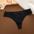 Detailweergave van zwarte naadloze ijsszijde string met elegante kanten tailleband - S / Zwart