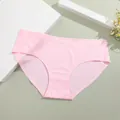 Culotte rose clair sans couture pour femme sur fond minimaliste - S / Bas / Rose
