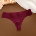 Detailweergave van naadloze bordeauxrode ijszijde thong met elegante kanten tailleband - S / Wijnrood