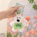Primo piano di un simpatico portachiavi a forma di cane di peluche bianco con abito da rana. - Rana / 12cm