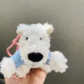 Detailansicht eines flauschigen weißen Westie-Hunde-Plüsch-Anhängers mit einem blauen Strickpullover - Metallschnalle / 10cm / Blau