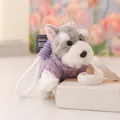 Vista dettagliata di un portachiavi in peluche Schnauzer con un maglione viola lavorato - Stile Maglione Viola / 12cm