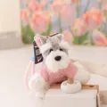 Primo piano di un portachiavi a forma di cane Schnauzer in peluche con maglione rosa - Stile Maglione Rosa / 12cm