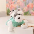 Primo piano di un simpatico portachiavi in peluche Schnauzer con un maglione verde - Stile Maglione Verde / 12cm